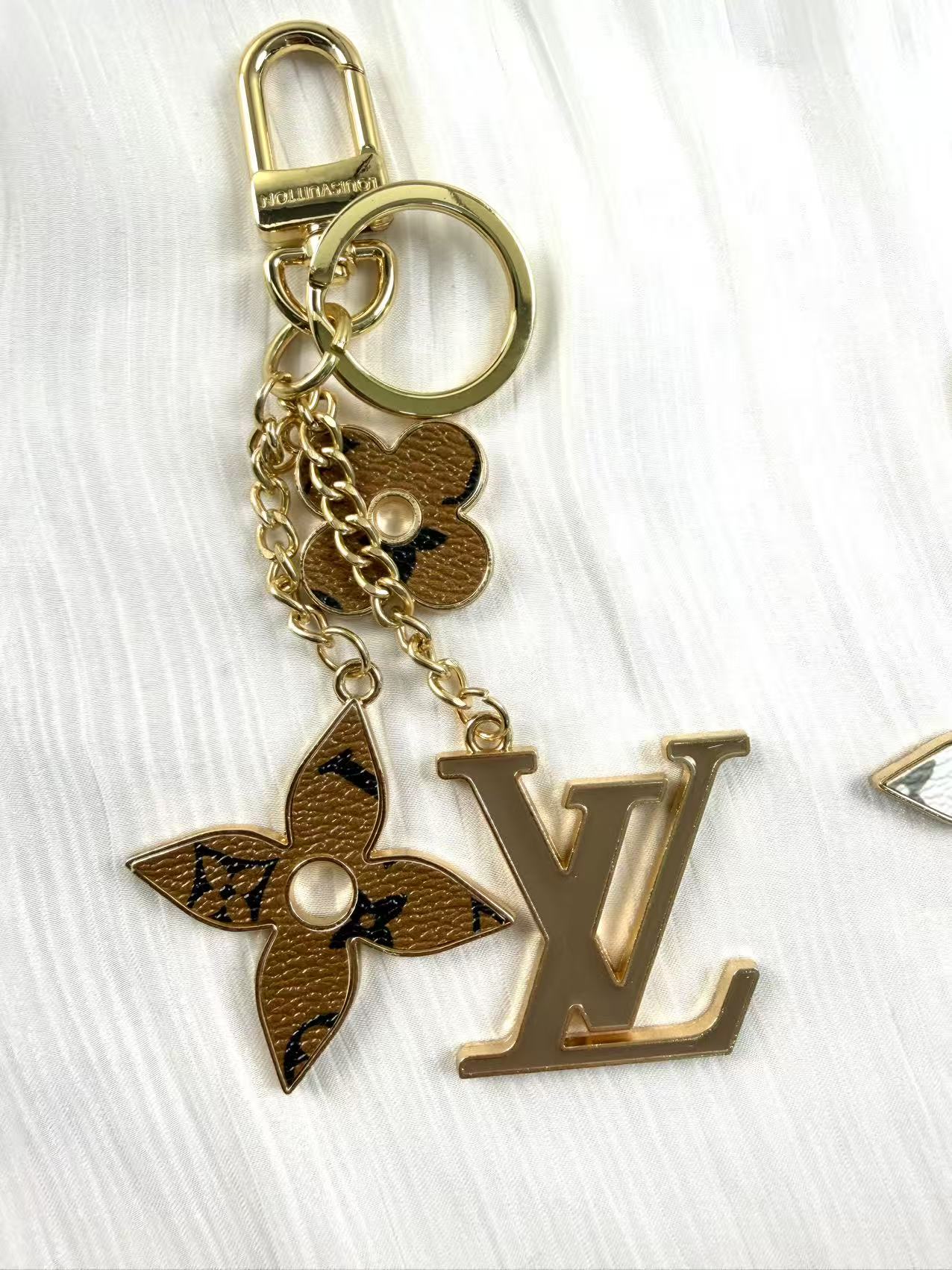 Metal Big Designer vv keychain bag charm