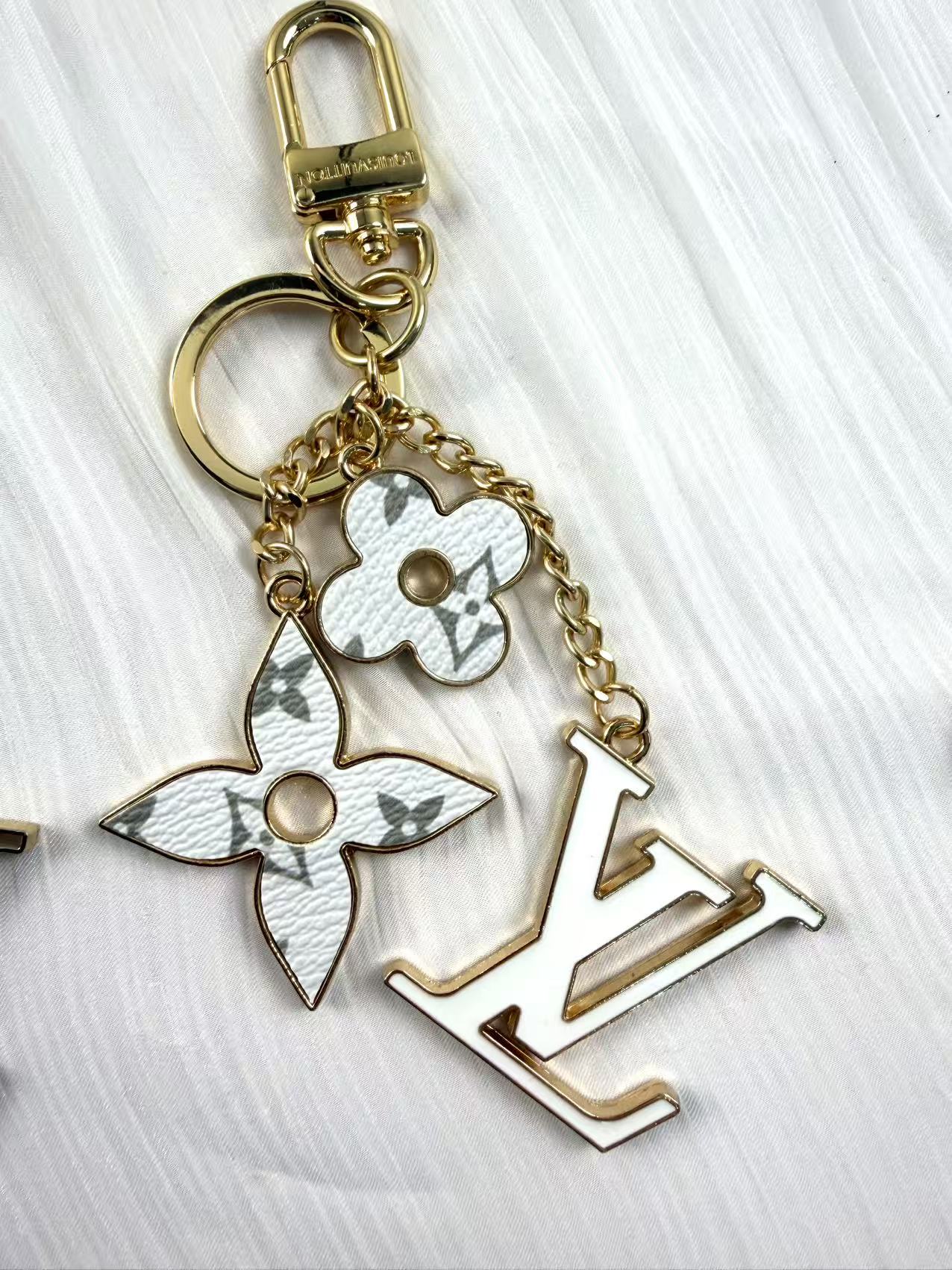 Metal Big Designer vv keychain bag charm