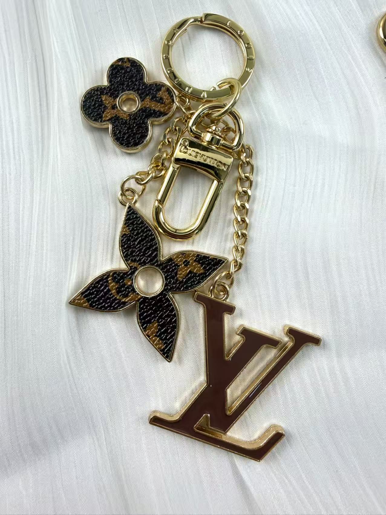 Metal Big Designer vv keychain bag charm